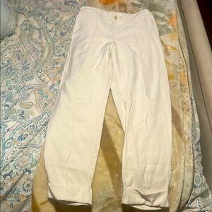 Woman’s Cuffed White Pants